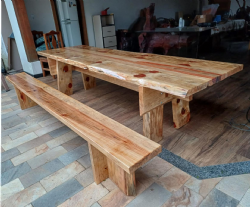 Mesa com estrutura em pranchas